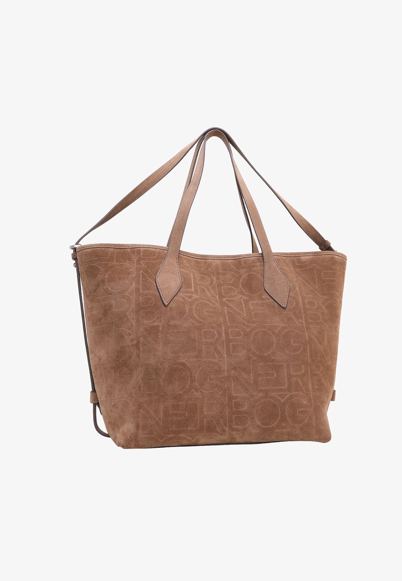 Sac cabas en daim marron avec un motif de logo embossé, de forme plate et doté de deux poignées supérieures. Il présente une finition en cuir lisse et un design minimaliste.