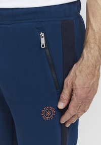 FQ1924 FQFENRIS REGULAR FIT - Treniņtērpa apakšdaļas - navy peony