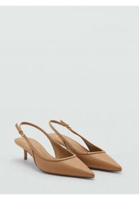 Zapatos de tacón tipo slingback en cuero color marrón claro, con punta afilada, cinta texturizada adornada con pequeñas tachuelas y una altura de tacón modesta.