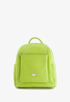 Grüner Leder-Rucksack mit strukturiertem Finish, ausgestattet mit einer Vorderseite mit Reißverschluss und einem kleinen oberen Griff. Silberne Hardware-Details.