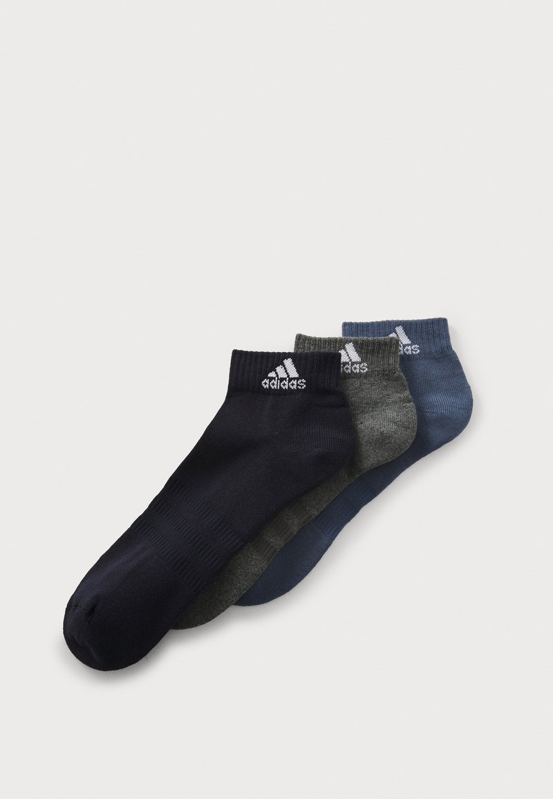 Drei Paar Knöchelsocken in Marineblau, Dunkelgrau und Blau. Jede Socke hat gerippte Bündchen und ein weißes Adidas-Logo am Knöchel.
