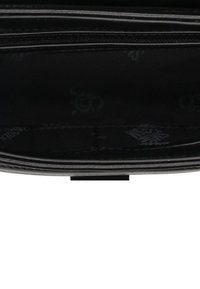 Indvendig af en sort l�æderpung med en lynlåslomme og stofforing præsenteret med brandlogoer.