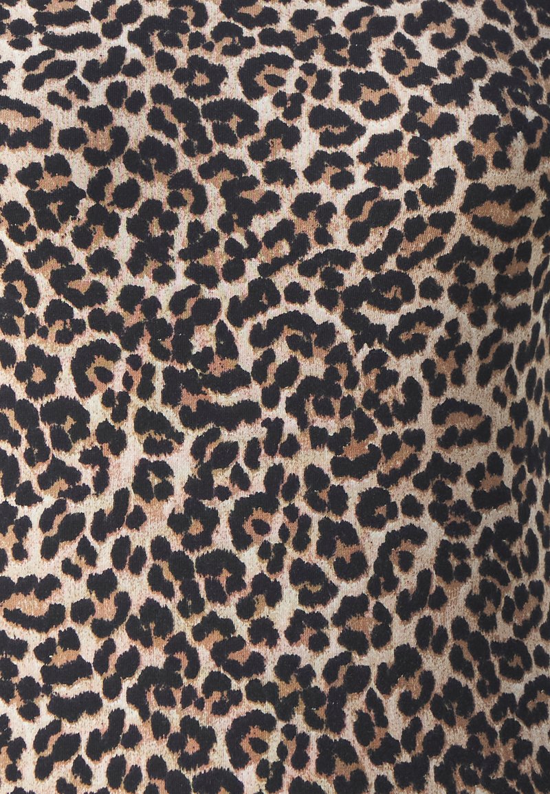 Leopardenmusterstoff mit schwarzen Punkten auf einem beigen Hintergrund, mit einer weichen, strukturierten Oberfläche. Das Muster besteht aus verschiedenen Punktgrößen.