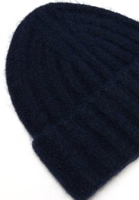 Gorro de punto en navy oscuro, hecho de lana suave y texturizada, con un dobladillo, que presenta un patrón acanalado en todo el material.