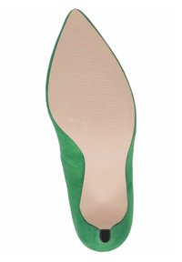Chaussure à talon en suède vert avec un bout pointu et des rainures subtiles sur la semelle de couleur claire. Côtés incurvés pour une silhouette élégante.