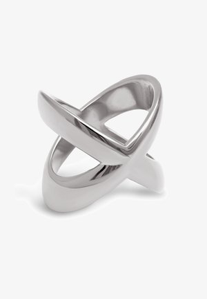 Silberner gedrehter Ring mit einer glatten, polierten Oberfläche und einem offenen Design, das sich überschneidende Bänder und ein glänzendes Finish zeigt.