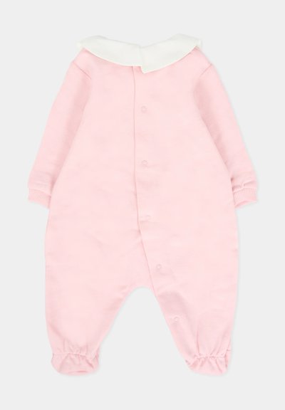 Tutina di cotone rosa con colletto bianco, maniche lunghe, polsini elastici e chiusure a pressione lungo la parte anteriore e tra le gambe.