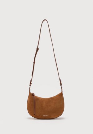 Borsa a tracolla in suede marrone con forma curva, tracolla regolabile, chiusura con zip e piccolo logo "Coccinelle" sulla parte frontale.