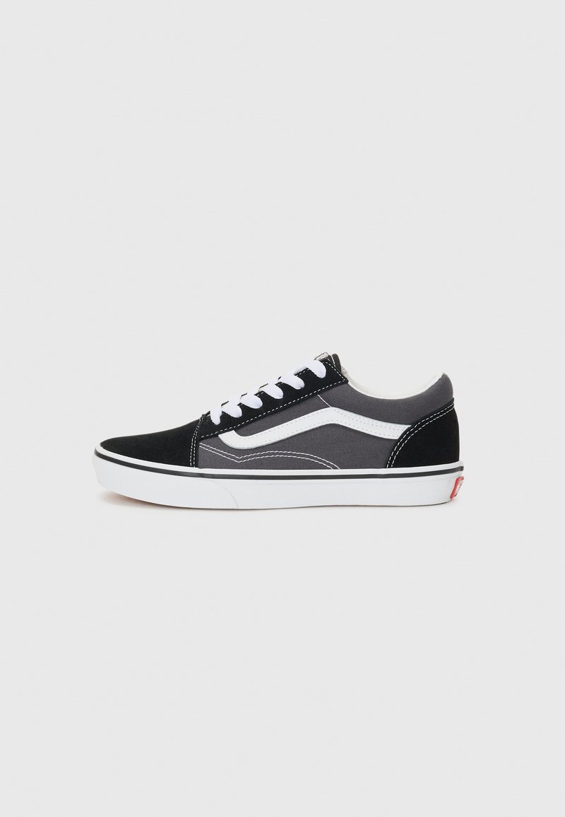 Schwarze und graue Leinensneaker mit weißen Akzenten, klassischem Schnürdesign und einer Gummisohle. Seitliches Logo-Detail sichtbar.