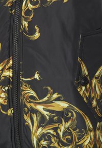 Versace Jeans Couture PRINTED GARLAND - Blusão aviador - black/gold-coloured