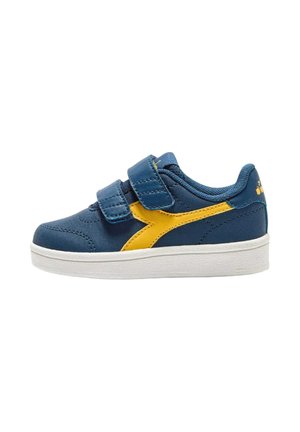Scarpa da ginnastica per bambini blu navy con striscia laterale gialla, due cinturini in Velcro e suola bianca, vista dal lato esterno.