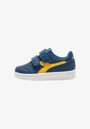 Scarpa da ginnastica per bambini blu navy con striscia laterale gialla, due cinturini in Velcro e suola bianca, vista dal lato esterno.