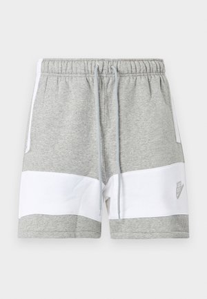 Grå och vita sportshorts med elastisk midja, dragsko, sidofickor och en "Just Do It"-logotyp på nedre högra benet.