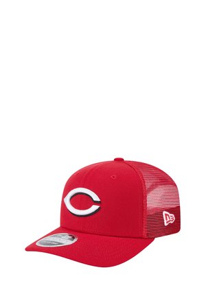 Punainen baseball-lippis, jossa etupuolella valkoinen ja musta "C"-logo ja verkkomateriaalia takana, sivussa New Era -logo.