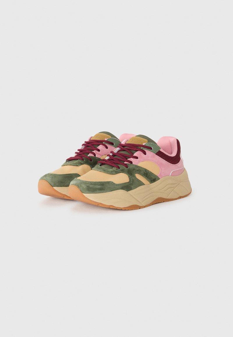 Sneaker multicolori con suède verde, mesh rosa e dettagli beige. Suola spessa con fondo in gomma color caramello e lacci bordeaux.