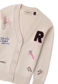 Weißer Strickcardigan mit V-Ausschnitt, fünf Knöpfen und bunten, gestickten Botschaften. Besonders hervorzuheben sind ein "R"-Patch und verschiedene Symbole.