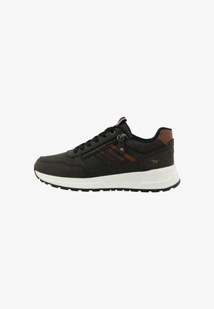 Zwarte sneaker met een gestructureerde bovenkant, witte tussenzool, bruine accenten en een zijrits. Beschikt over contrasterende rode strepen en logo-details.