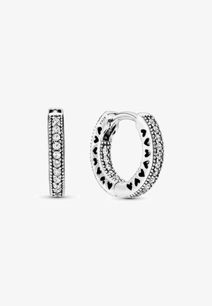 Pendientes de aro de plata de ley con una fila de piedras transparentes y recortes en forma de corazón a lo largo del borde, acabado pulido y cierre seguro.