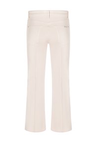 Pantalones de corte acampanado de cintura alta color blanco hueso, con bolsillos traseros y trabillas para cinturón, mostrados desde atrás sobre un fondo blanco.