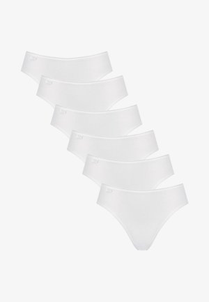 Lot de six slips en coton blanc, présentant une texture lisse, une taille élastique et un subtil détail de bord. Chacun a une petite étiquette de marque.