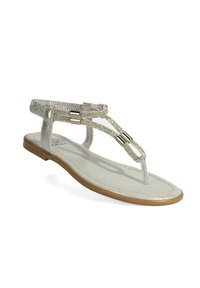 Zilveren platte teensandalen met gestructureerde banden, glanzende accenten en een flexible, lichtbruine zool. Heeft een eenvoudig, minimalistisch design.