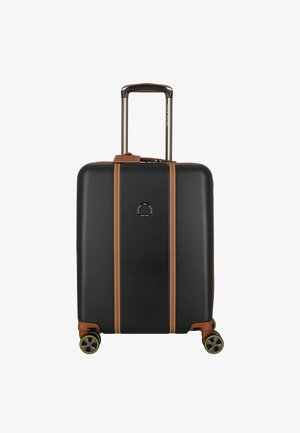 Maleta rígida negra con acentos de cuero marrón, franjas dobles, asa retráctil y cuatro ruedas multidireccionales.