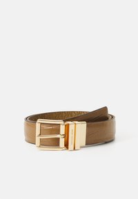 Cintura in pelle marrone con texture in pelle di coccodrillo, dotata di una fibbia in metallo color oro e del logo "MICHAEL KORS" impresso sulla ferramenta.
