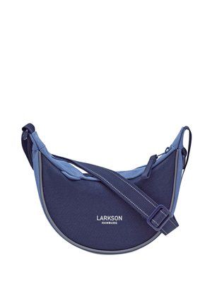 Tmavomodrá crossbody kabelka v tvare polmesiaca s nastaviteľným popruhom a logom "Larkson Hamburg" vpredu na bielom pozadí.