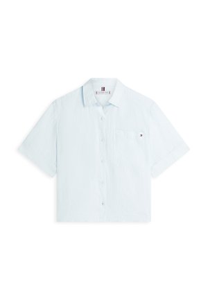 Lyseblå kortermet skjorte med knapper, krage og en liten lomme på venstre bryst med en liten logo.