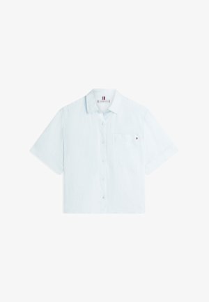 Lyseblå kortermet skjorte med knapper, krage og en liten lomme på venstre bryst med en liten logo.
