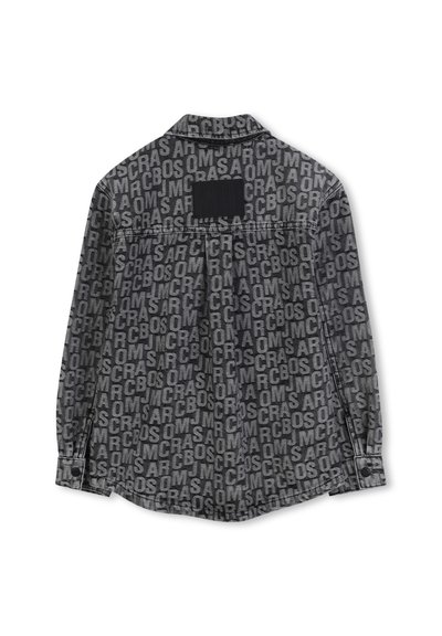 Zwarte langetermijn shirt met een herhaald tekstpatroon in verschillende grijstinten, met een rechthoekige patch op de bovenrug.