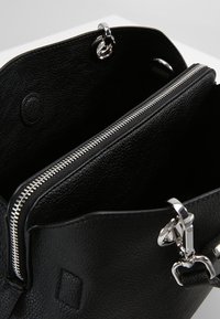 Bolso de cuero negro con una superficie texturizada, con una cremallera y herrajes plateados, y un diseño interior espacioso.