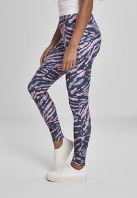 Leggingse u raznobojnom tie-dye uzorku u plavoj, ružičastoj i tamnoljubičastoj boji. Izrađeni su od rastezljivog materijala, s visokim pojasom.
