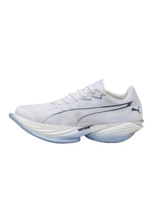 Scarpa da corsa bianca Puma con suola curva e rialzata con ammortizzazione Nitro Elite e logo Puma nero sul lato e sul tallone.