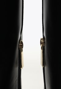 LOLA CASADEMUNT - Kozaki