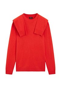 Rode gebreide trui met een ronde hals, geribbelde manchetten en twee schouderkleppen. De stof oogt zacht met een gladde textuur.