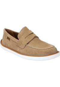 Tan ruskindsloafers med en hvid gummisål, der har et enkelt stropdesign og subtile stikningsdetaljer på overdelen.