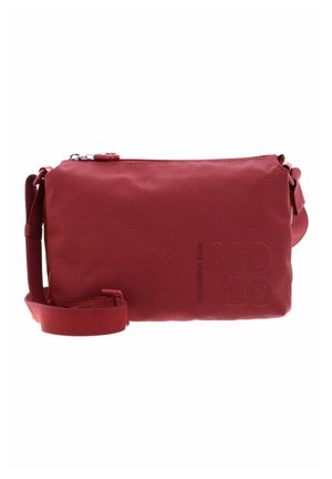 Bolso bandolera rojo rectangular con correa ajustable, cierre de cremallera y patrón sutil en la superficie de la tela.