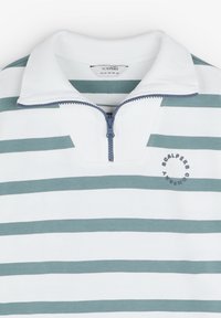 Korte mouwen polo shirt met een wit en teal gestreept patroon, geribbelde kraag, halve rits en een logo detail op de borst.