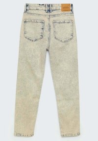 Jean slim délavé à l'acide clair avec deux poches arrière et une étiquette en cuir marron sur la ceinture.