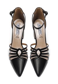 Scarpe nere con tacco alto, punta affusolata, materiale in pelle e molteplici cinturini con lati aperti. Presentano una soletta imbottita.