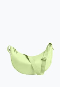 Bolso de hombro verde claro con forma de media luna, con correa ajustable y cierre de cremallera, sobre un fondo blanco.