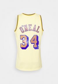 Gul basketballtrøje med lilla kant. "O'NEAL" og nummer "34" trykt i kontrasterende lilla og blå på ryggen. Mesh stoftekstur.