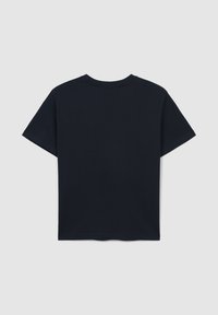 T-shirt di cotone blu navy scuro con maniche corte e scollatura a girocollo. Tessuto liscio, design semplice, senza motivi o grafiche visibili.