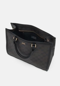 Schwarze Tragetasche mit Schachbrettmuster, aus Leder, mit goldfarbenen Beschlägen, doppelten Griffen und einem nicht verschlossenen Innenraum, der eine Tasche sichtbar macht.