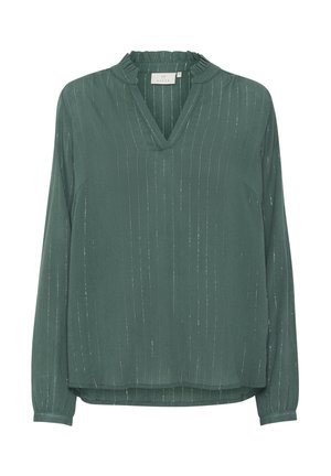 Roheline, pikade varrukatega pluus V-kaelusega ja voltidega kraega. Omab vertikaalseid metallilisi triipe ning on laia lõikega, ümarate servadega.