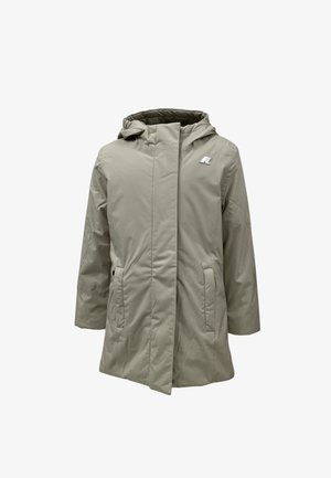 Giacca beige alla lunghezza del ginocchio con cappuccio, chiusura con zip, tasche laterali e un logo sul petto sinistro. Realizzata in un materiale leggero e liscio.