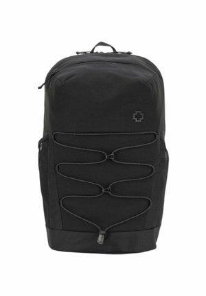 Mochila negra con parte superior redondeada, correas frontales elásticas, lados texturizados, cierre de cremallera y un pequeño logo en la esquina superior derecha.
