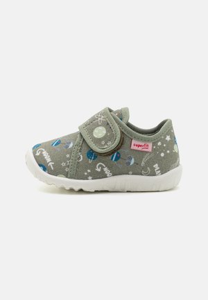 Chaussure verte pour tout-petit avec imprimé à thème spatial, semelle blanche et bride Velcro, étiquetée avec une étiquette rose "superfit" sur le côté.