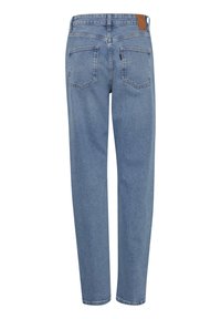 Jeans de mezclilla azul claro con corte recto, que cuentan con dos bolsillos traseros y una parche de cuero marrón en la cintura.